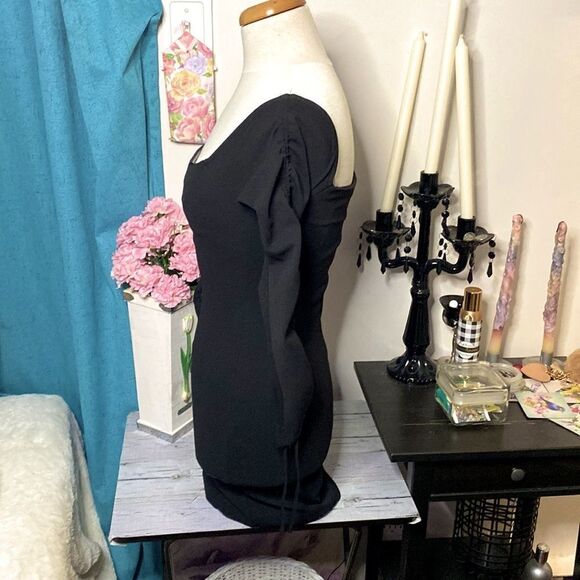 🌷GUESS🌷 Black Off Shoulder Dress    - Picture 4 of 9